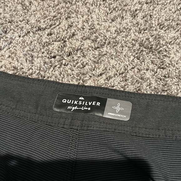 Mens quicksilver board shorts size 34 - Picture 2 of 3
